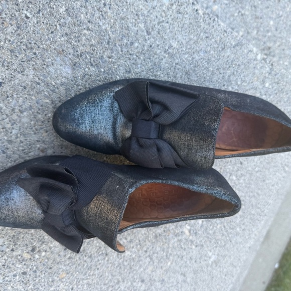 Chie Mihara size 9.5 excellent near new Shimmering Black gold undertones w/ Bows - Picture 11 of 16